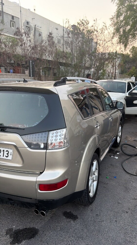 Mitsubishi Outlander - 2