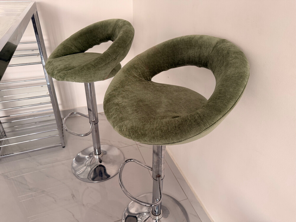 Modern Bar Table with 2 Green Uphol - 3