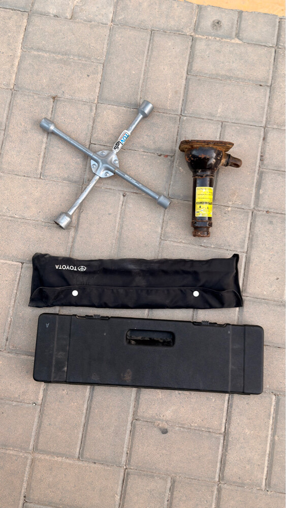 land cruiser tool kit and jack - 2