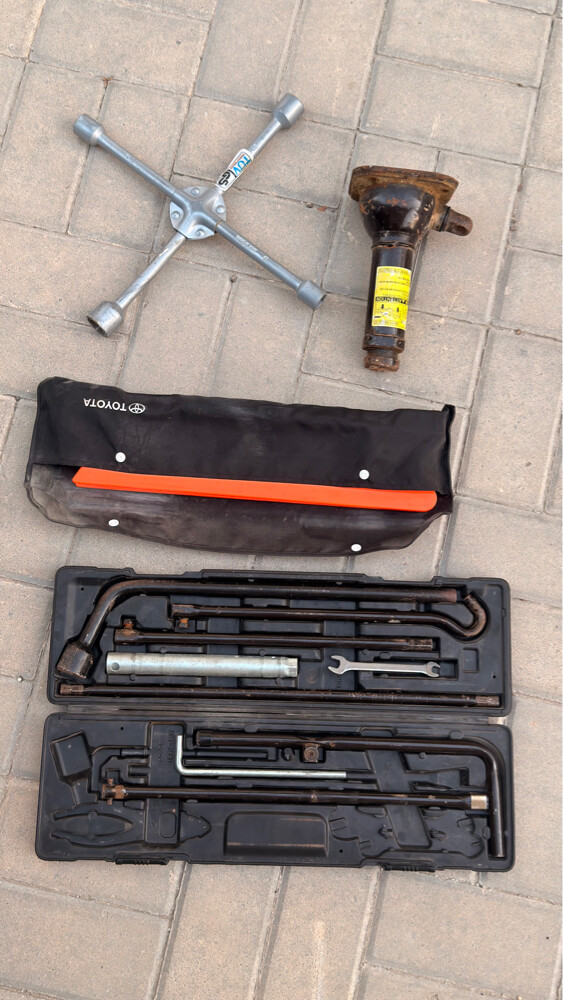 land cruiser tool kit and jack - 1