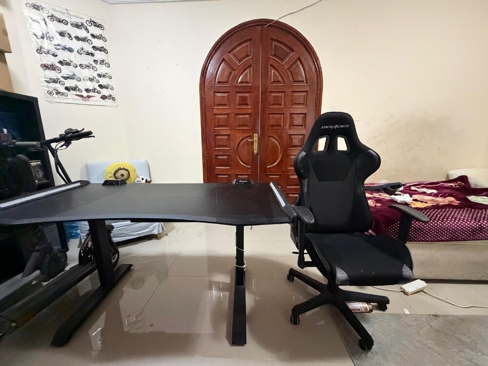 Gaming Chair Gaming table, Monitor - 1