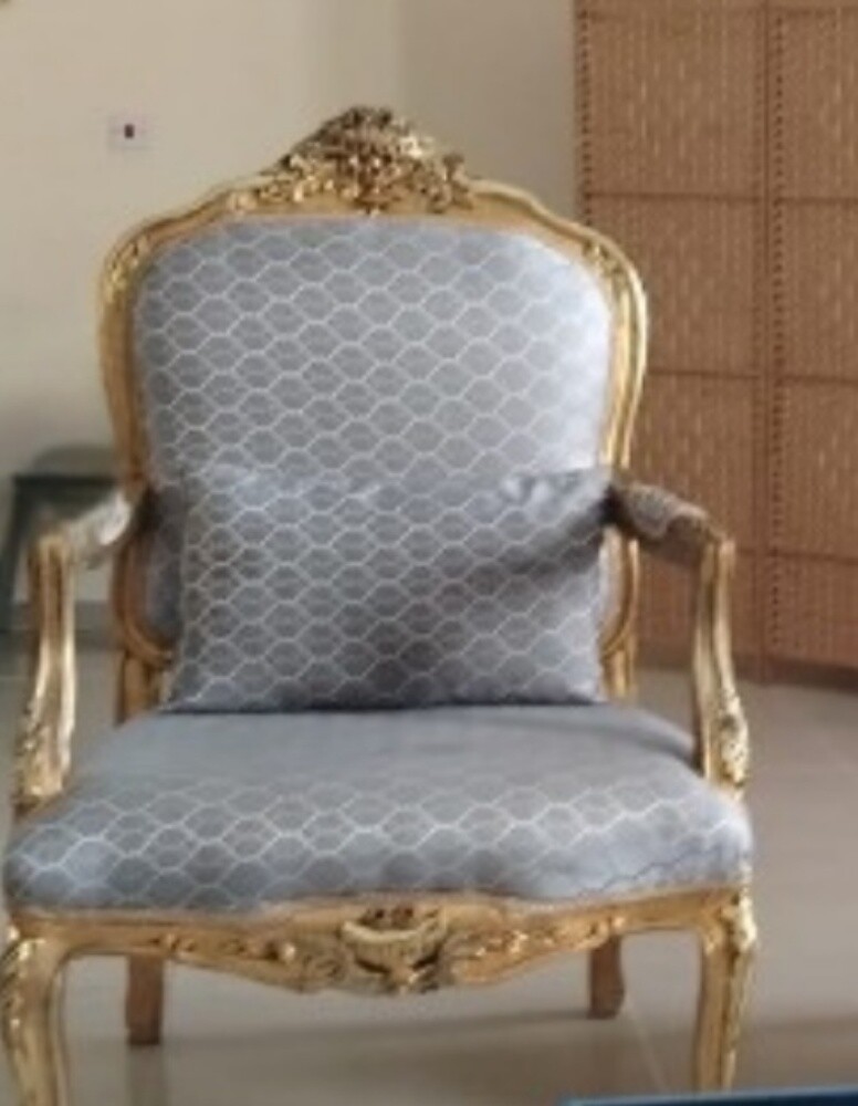 كرسي مع وسادة - 1