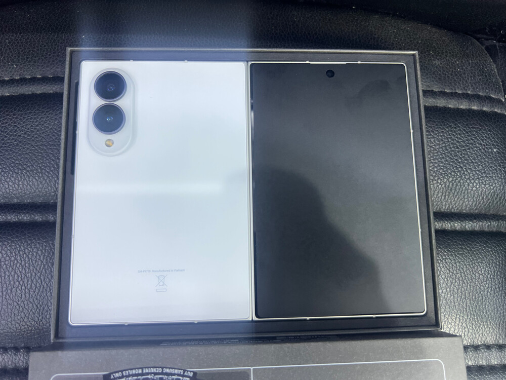 Galaxy Fold 8 2 days used - 3
