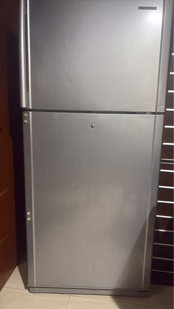 Selling a Samsung refrigerator with - 1