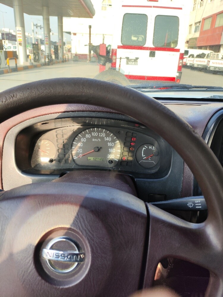 NISSAN 2400 PICKUP - 5