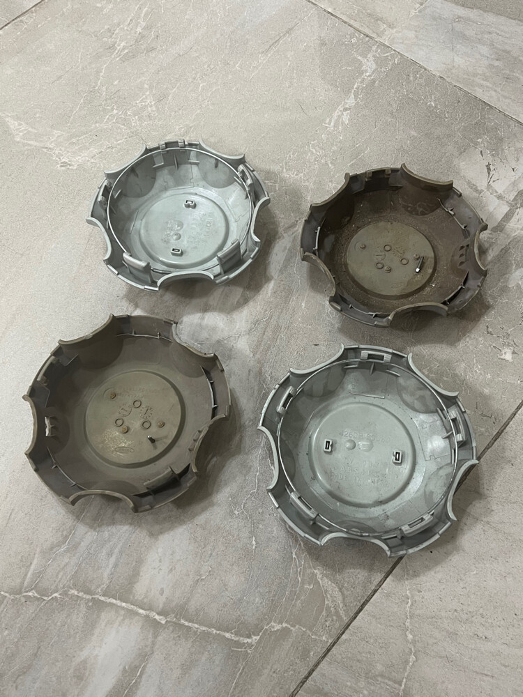 4 toyota wheel caps - 4