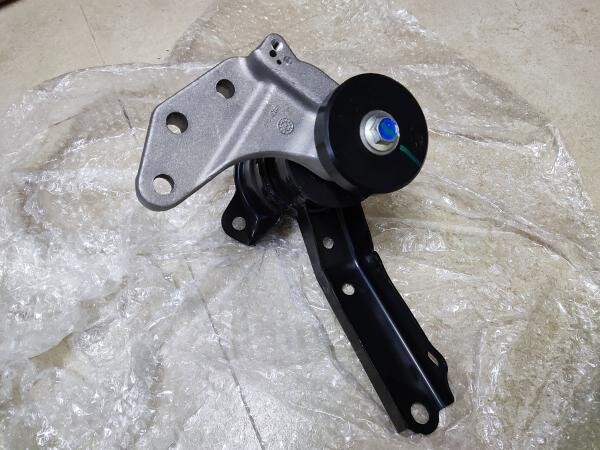 Genuine Suzuki Ciaz-Engine MountRH - 2