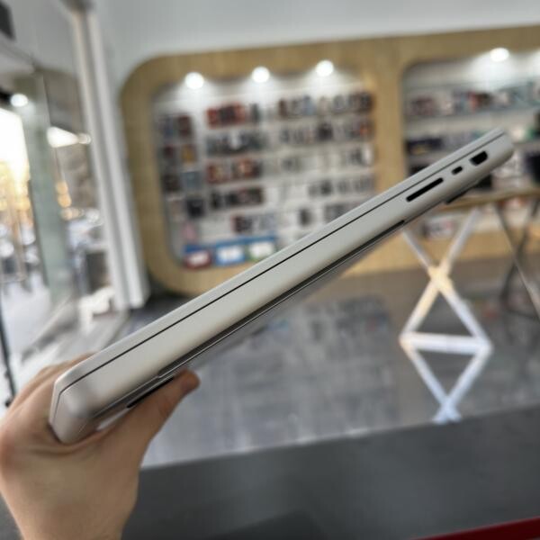 MacBook Pro 16 A2485 Only 3,100 - 7