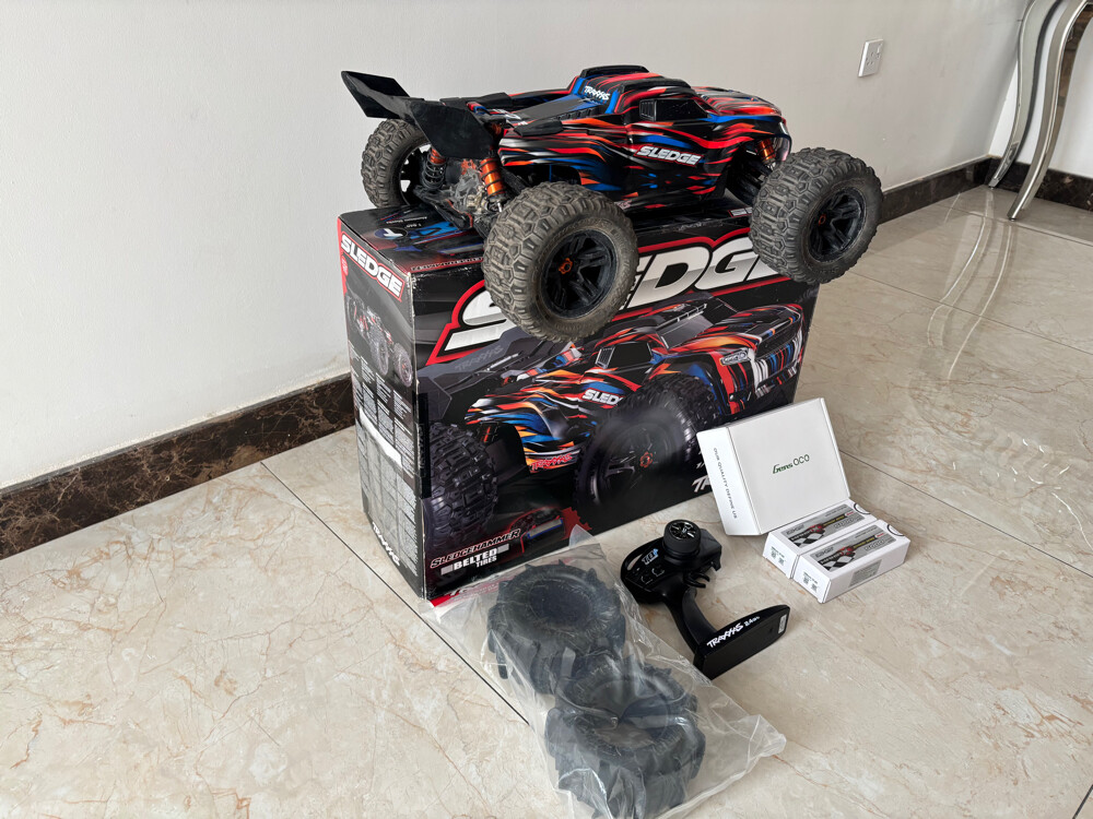 Traxxas Sledge 4WD – Belted Tires - 2