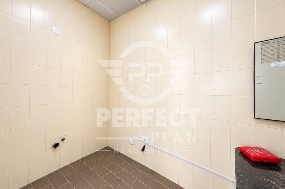 Acommercial storefor rent(Corniche) - 6