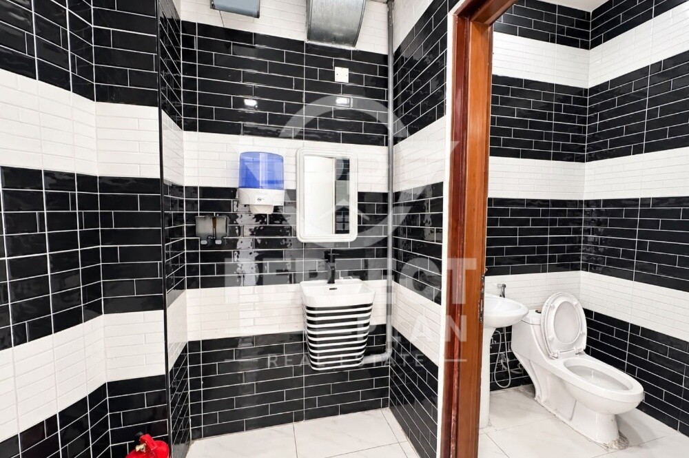 Acommercial storefor rent(Corniche) - 5