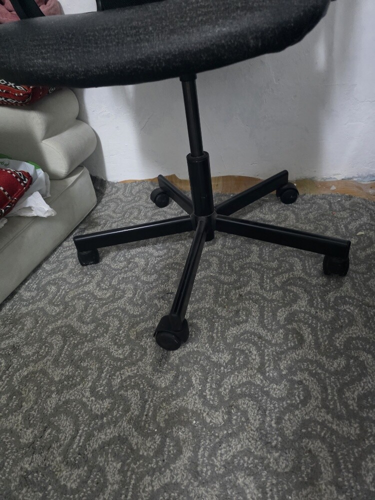 IKEA office chair, only 75 Riyals—f - 4