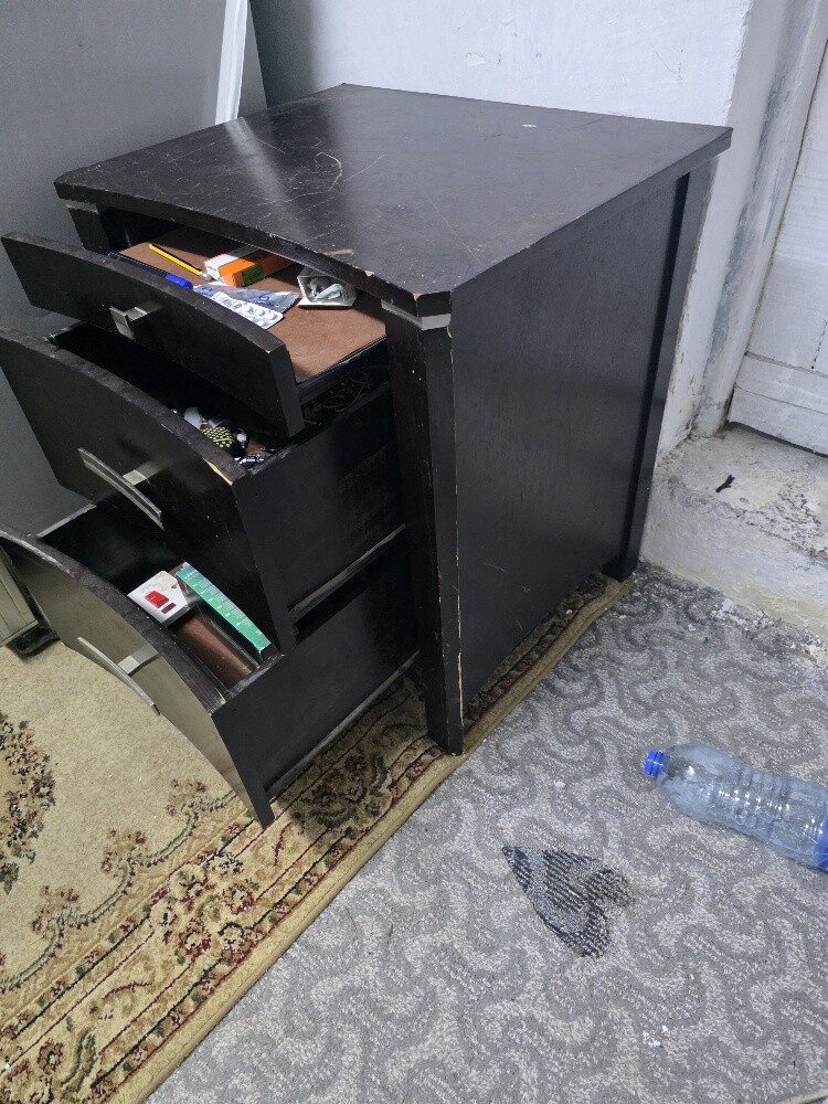 Bedside table with three drawers in - 4