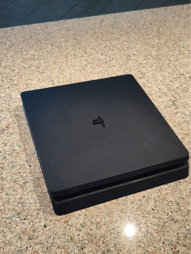 PS4 Slim  - 1