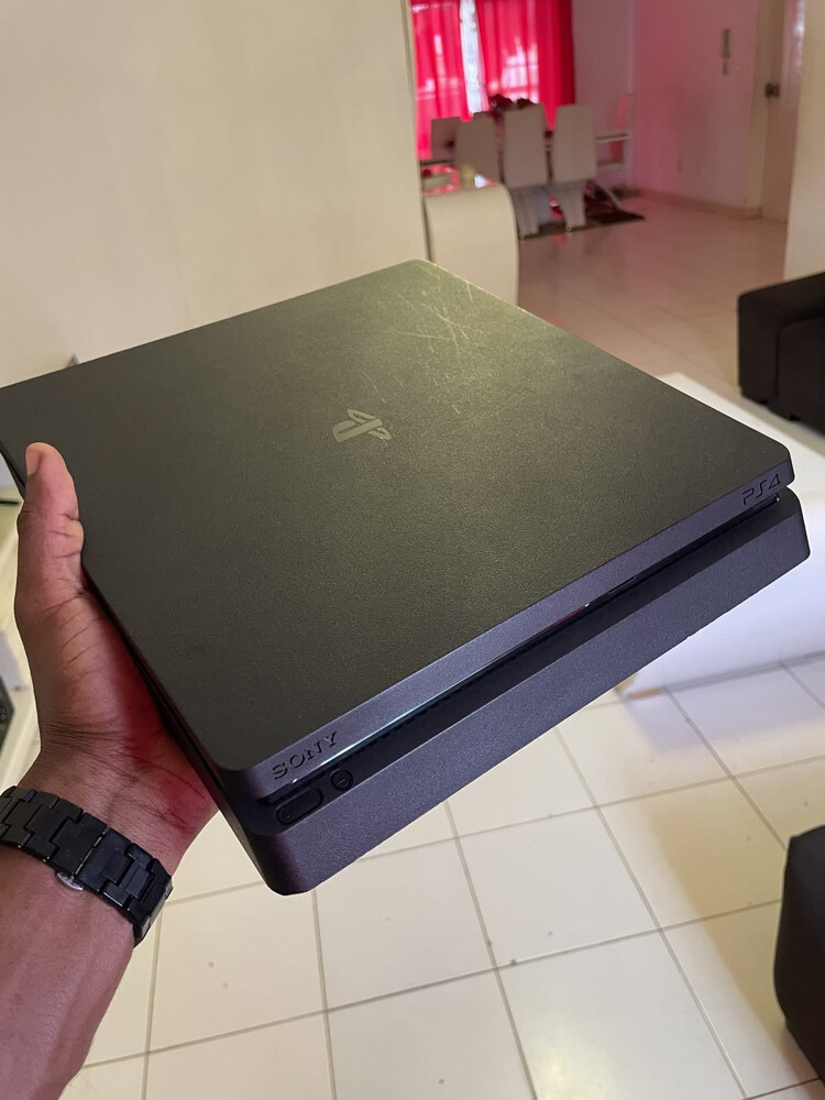 PS4 Slim  - 3