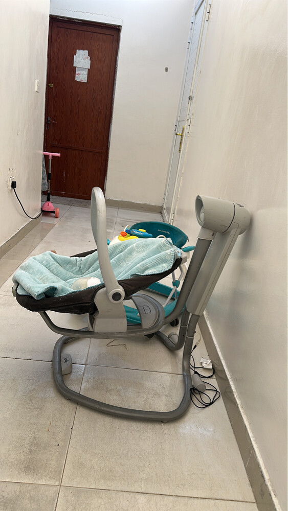سرير اطفال نضيف وشفطت حليب ومشايه - 1
