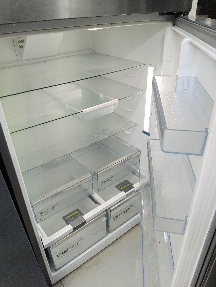 Premium Bosch Stainles refrigerator - 4