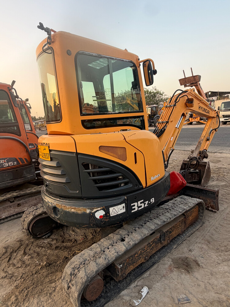 Hyundai 3.5 ton excavator - 1