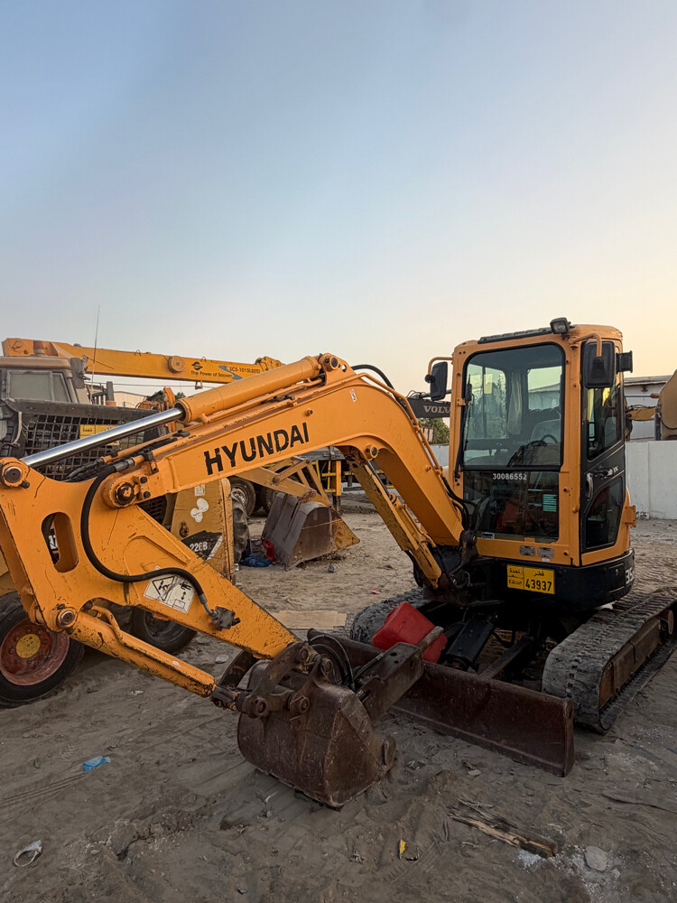 Hyundai 3.5 ton excavator - 4