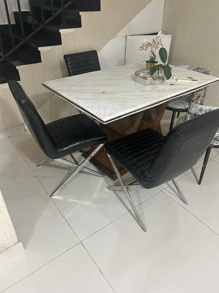 طاوله بحاله ممتازه  - 1