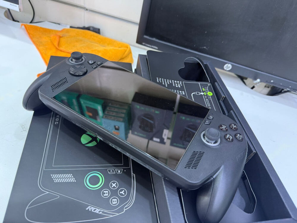 Handheld PC console Rog Ally (X) - 2