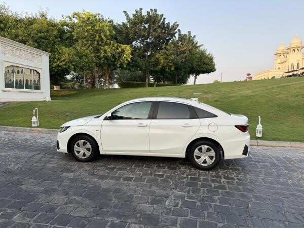 Toyota Yaris White - First Owner - 3
