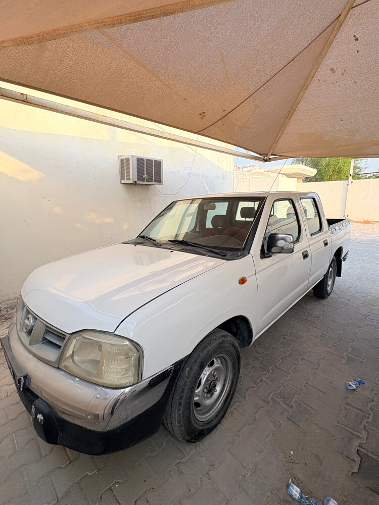 Nissan pick up - 1