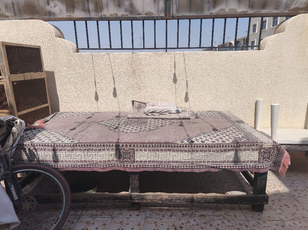 سرير خشبي للجلوس في الهواء الطلق، - 2