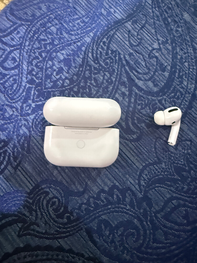 iPhone AirPods - 1