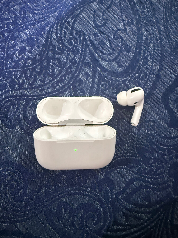 iPhone AirPods - 3