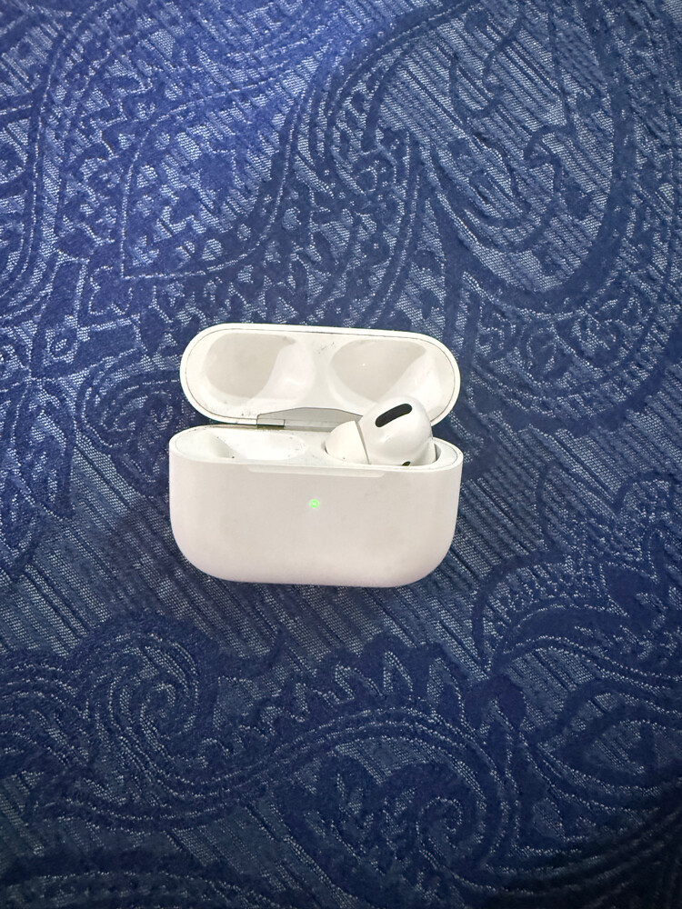 iPhone AirPods - 2