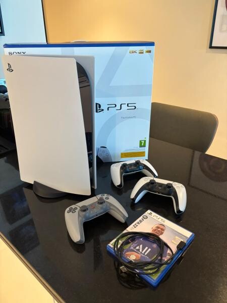 SONY PS5 DISC EDITION + 3 CONTROLS - 1