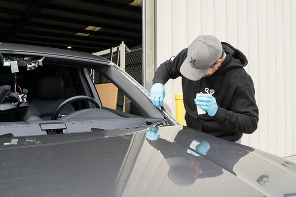 GLASS FITTING CARS - 1