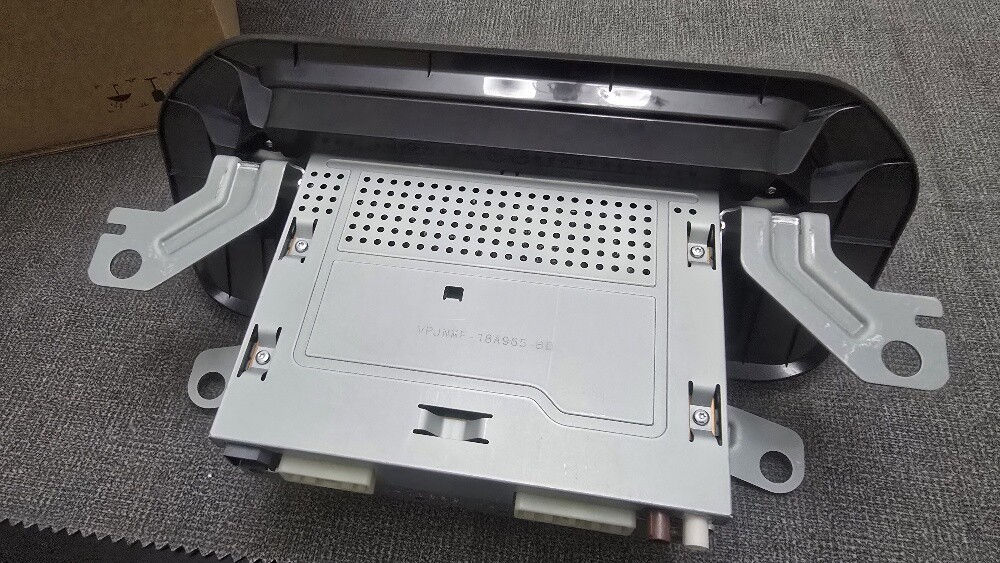 Original Nissan radio head unit - 7
