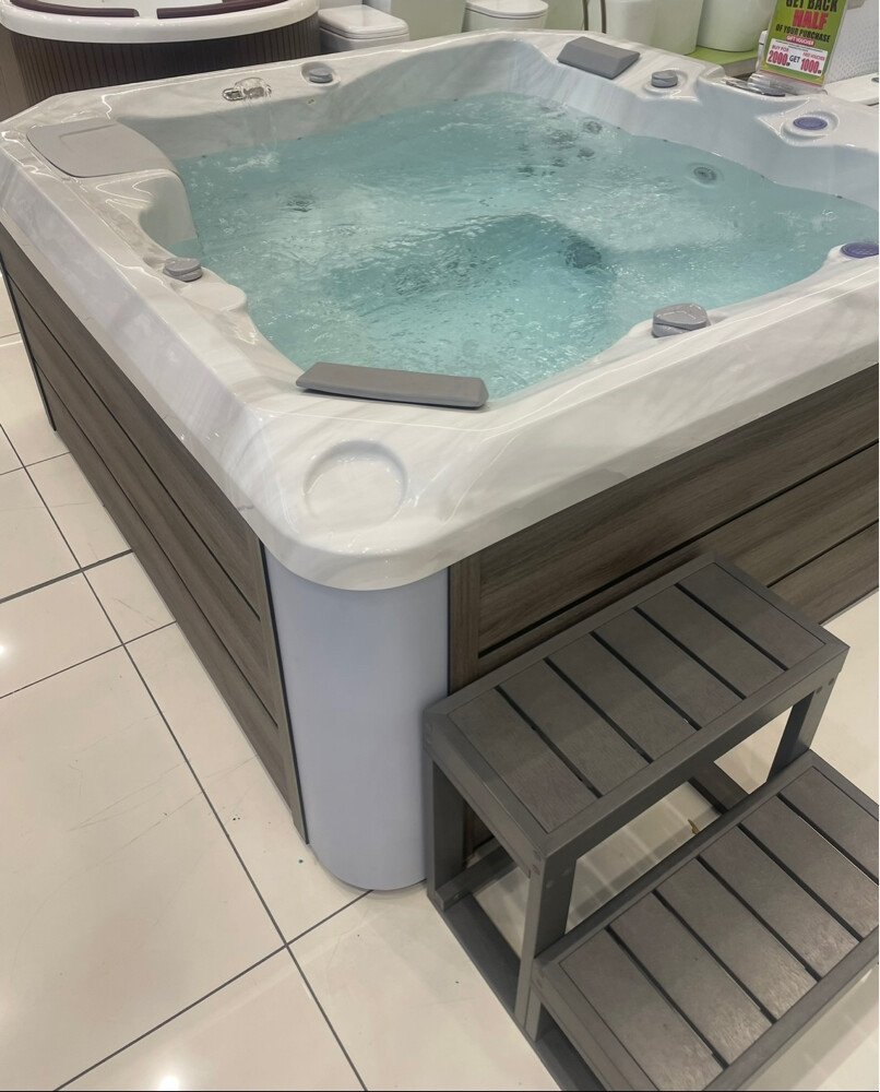 Hot tub - 4