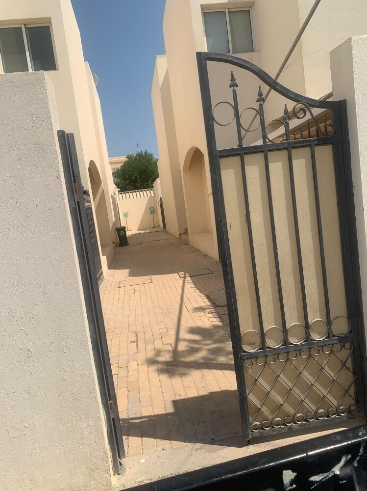 للايجار فيلا بالدحيل داخل مجمع - 1