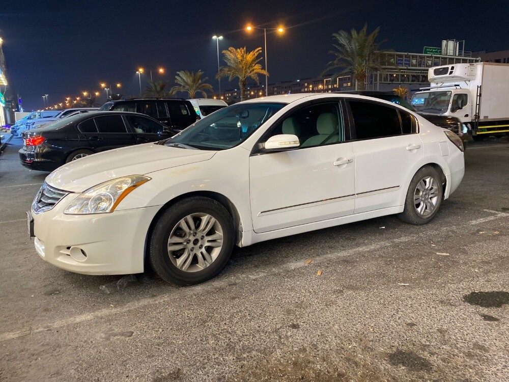 Nissan altima - 1