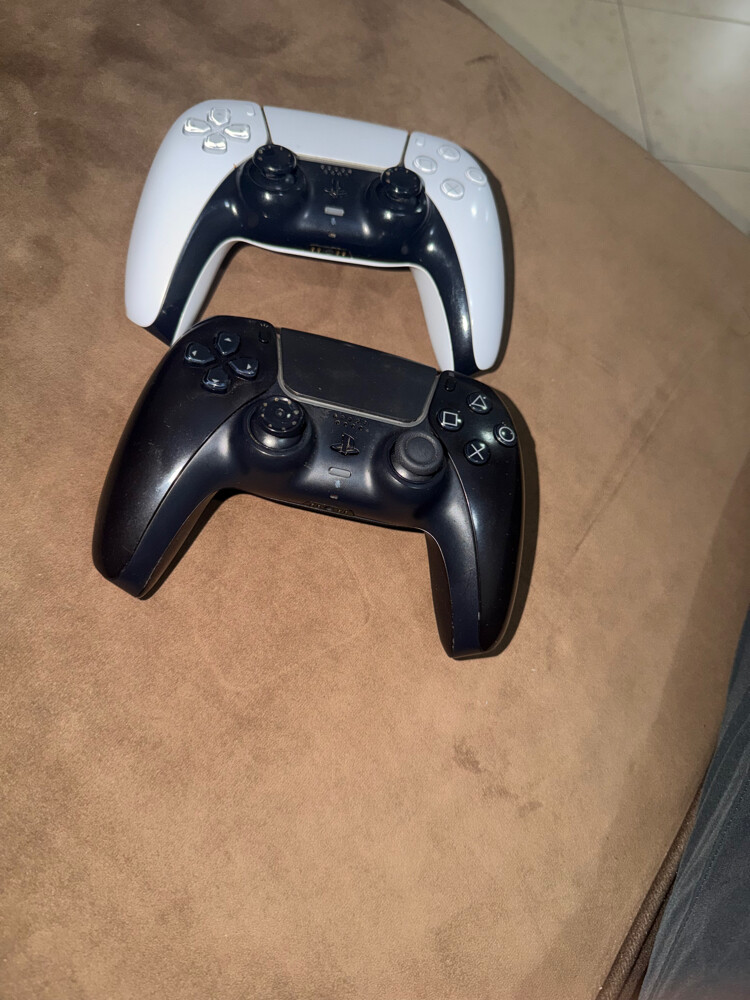 ps5 dualsense controllers - 3