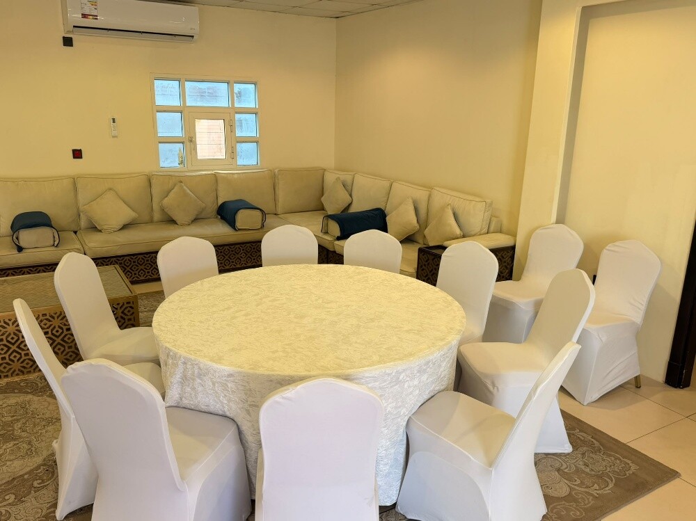 طاولات دائريه ومستطلية وكراسي - 26