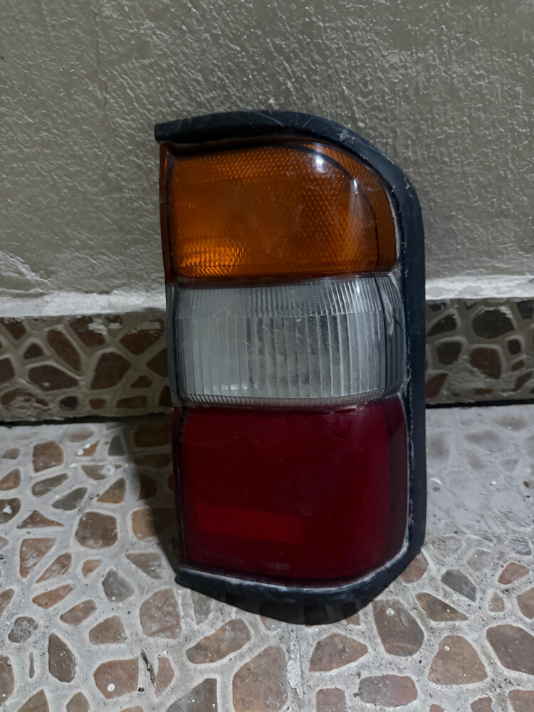 nissan 2000,2001 right break light - 1