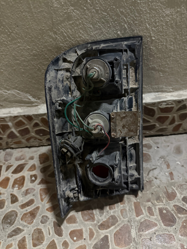 nissan 2000,2001 right break light - 2