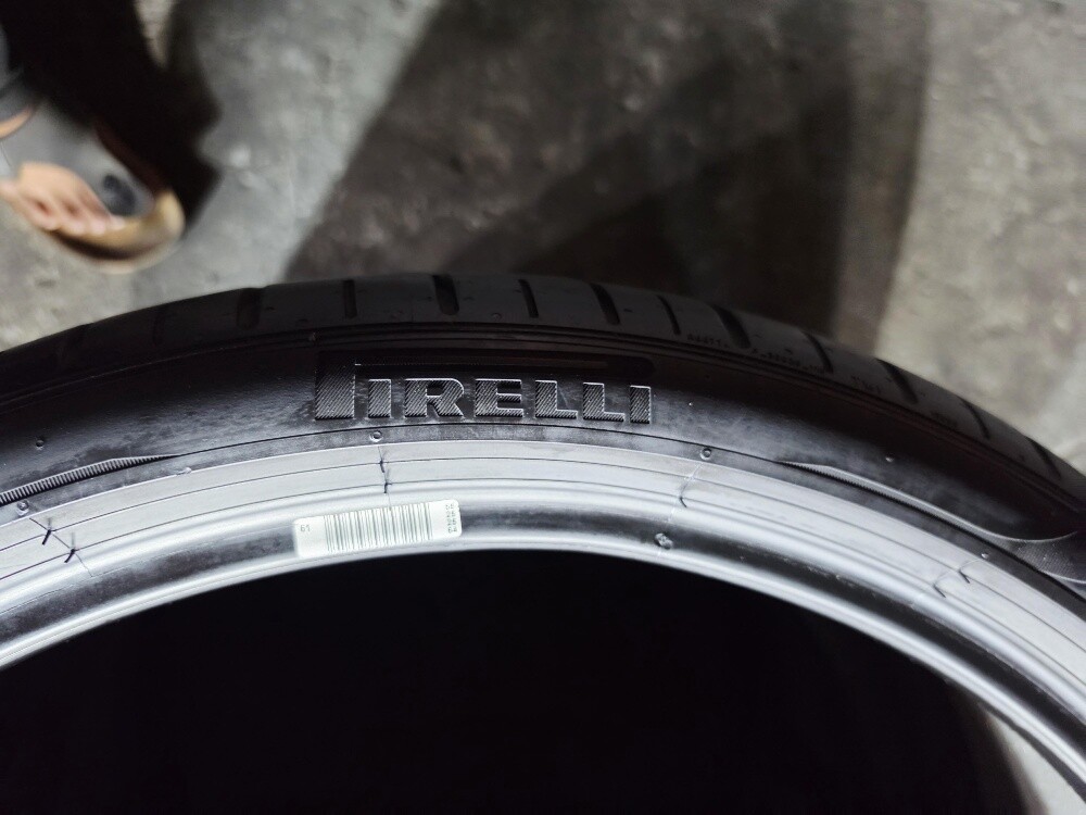 285/30/21 Pirelli Tyre - 5