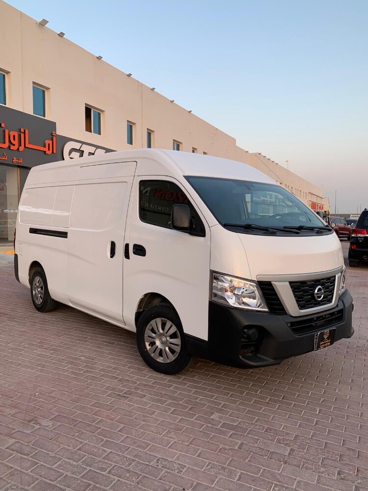 High-roof Nissan Urvan bus - 5
