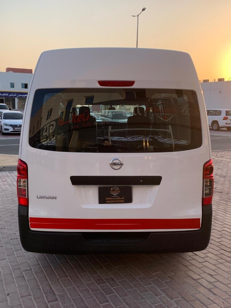 High-roof Nissan Urvan bus - 3