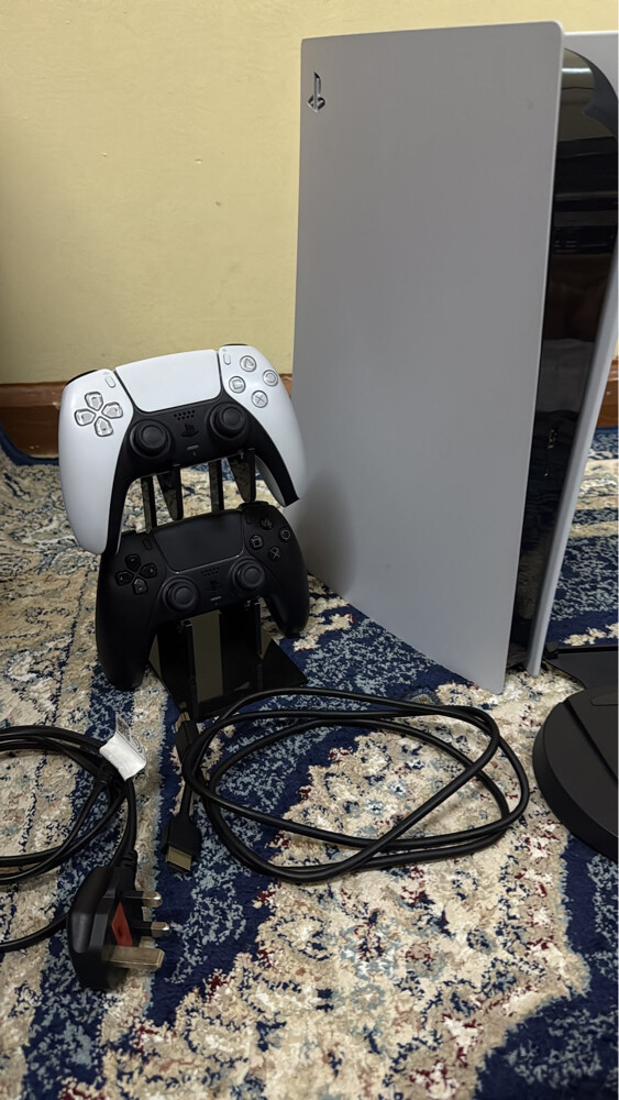 للبيع سوني ٥ مع يديتين و الالعاب - 1
