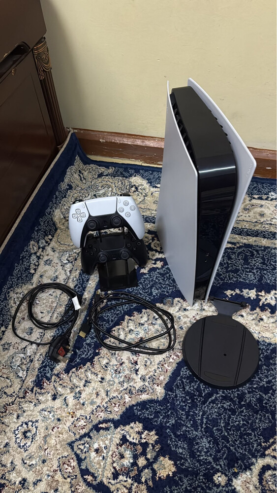 للبيع سوني ٥ مع يديتين و الالعاب - 2