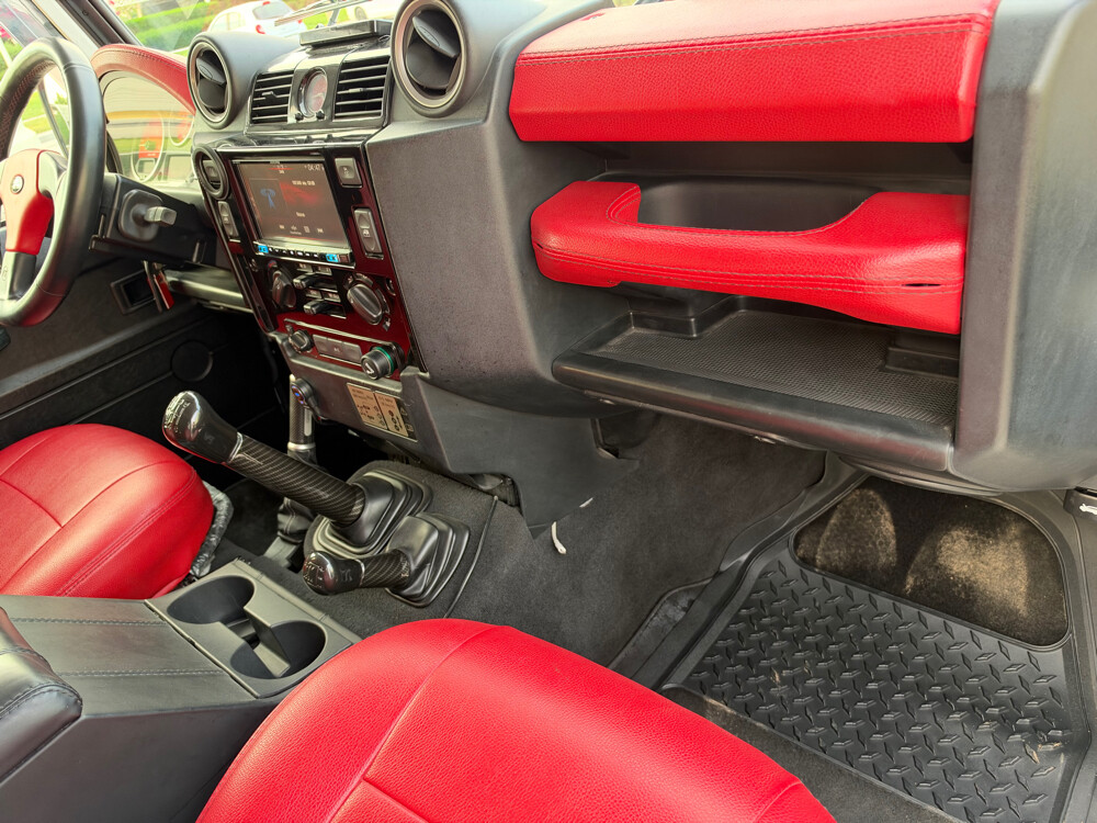 Land Rover Defender  - 21