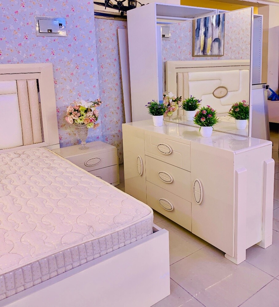 HOME CENTER KING FULL BEDROOM SET. - 6
