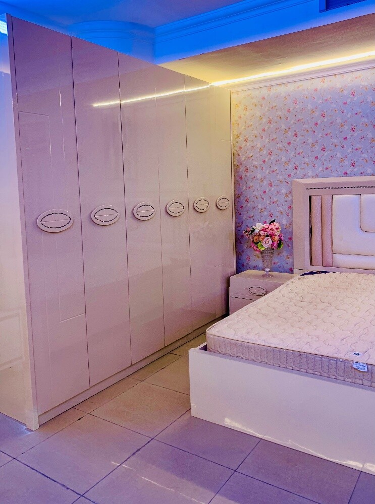 HOME CENTER KING FULL BEDROOM SET. - 2
