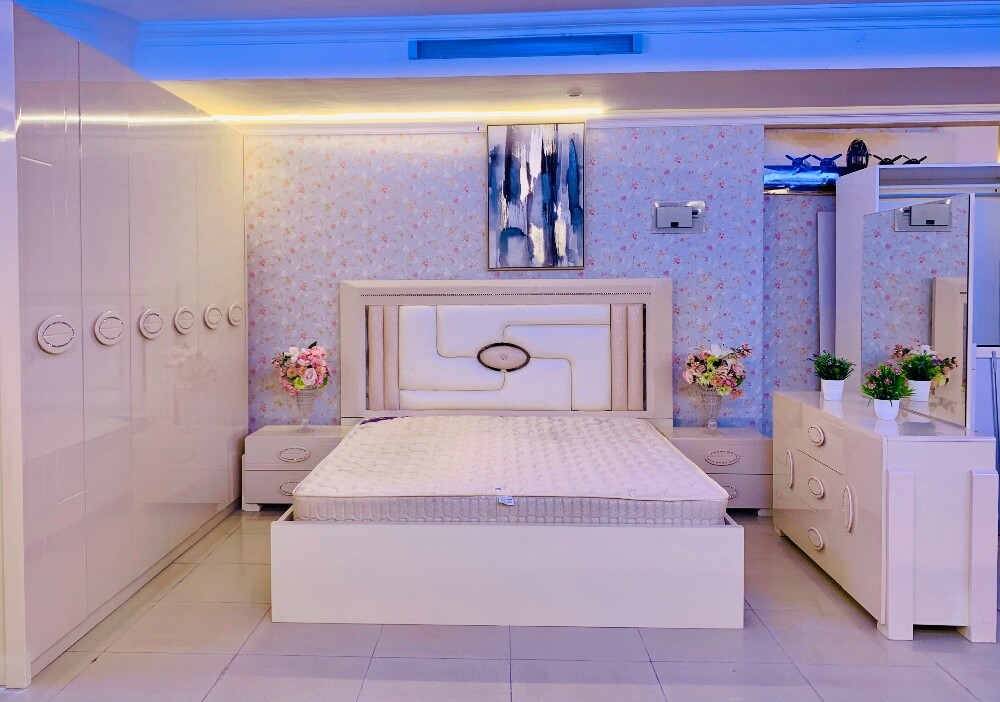 HOME CENTER KING FULL BEDROOM SET. - 1